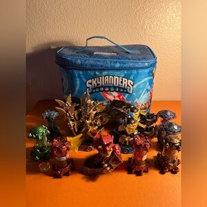 SKYLANDER action figures with blue tote !